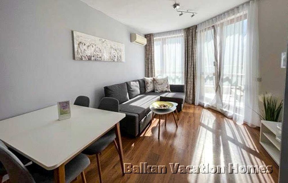 Двустаен апартамент с голяма покривна тераса – на 100 м от морето