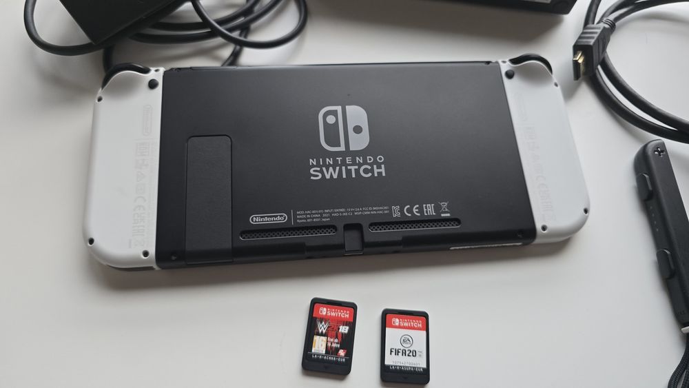 Nintendo Switch в перфектно състояние. Пълен комплект + игра по избор