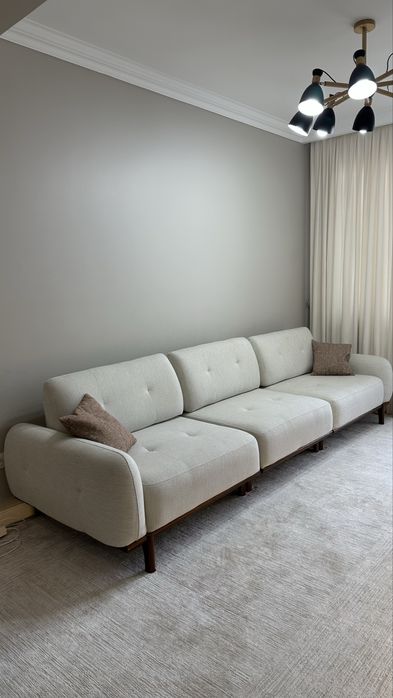 стильный светлый диван