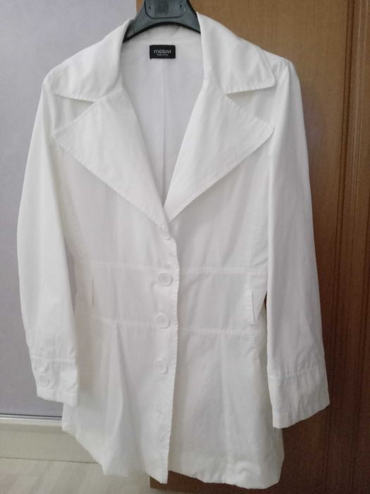 Красиво и нежно бяло сако