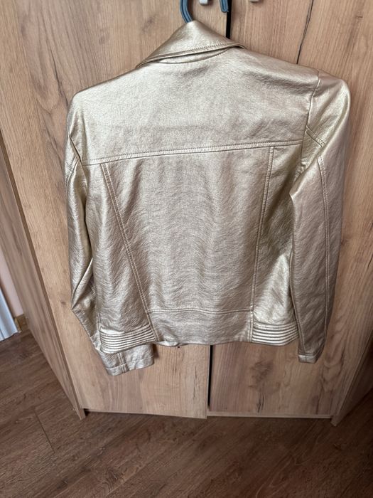 Легкая и красивая куртка для девочки