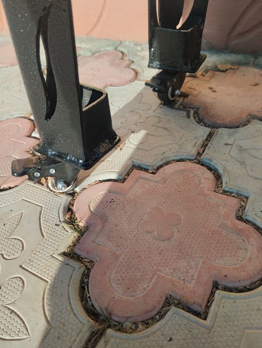 Продам стационарный мангал на колёсиках