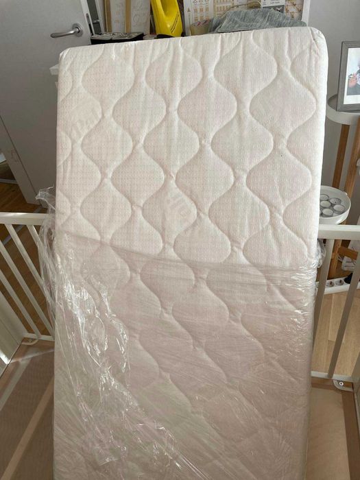 Продавам бебешко легло/ кошара-дървен материал,  с матрак.