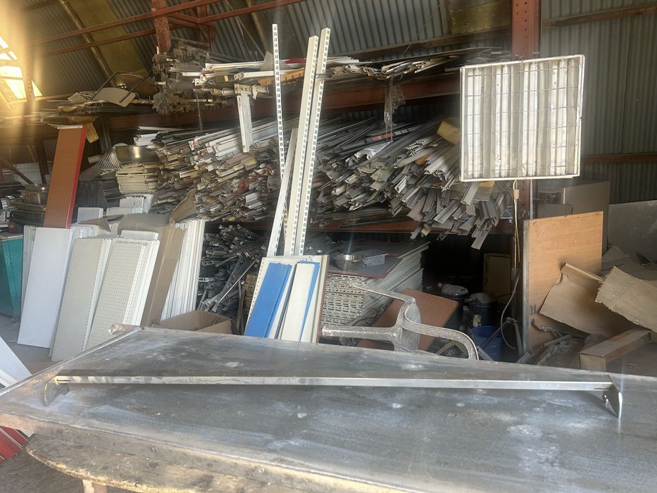 Стойки за куки бели и никелирани