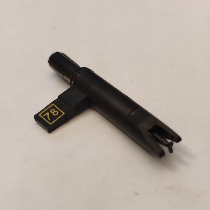 Крышка Вега-109, иглы с иглодержателями, слипматы, вал от Радиотехника