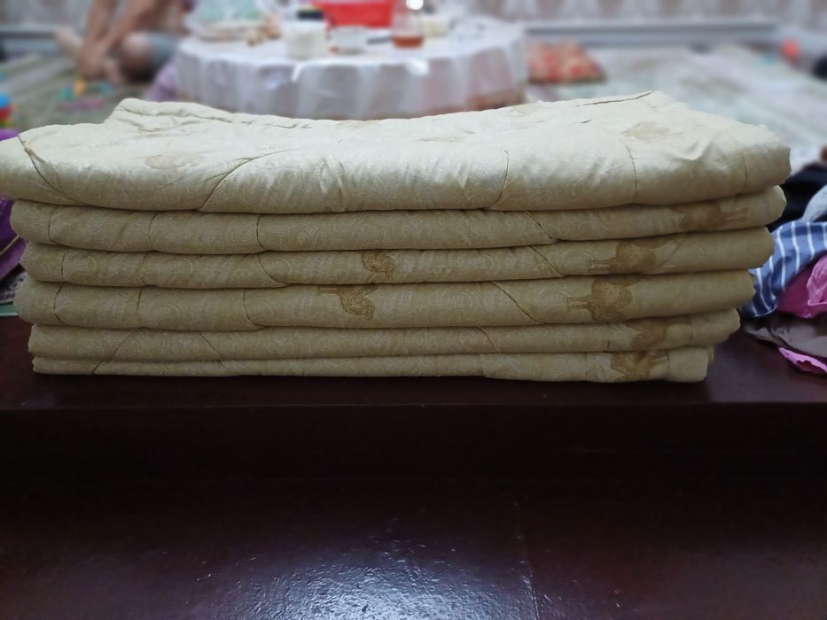 Түйе жүн көрпе сатылады.