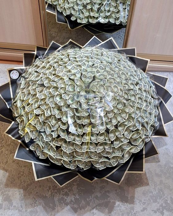 Букет из долларов. Денежный букет