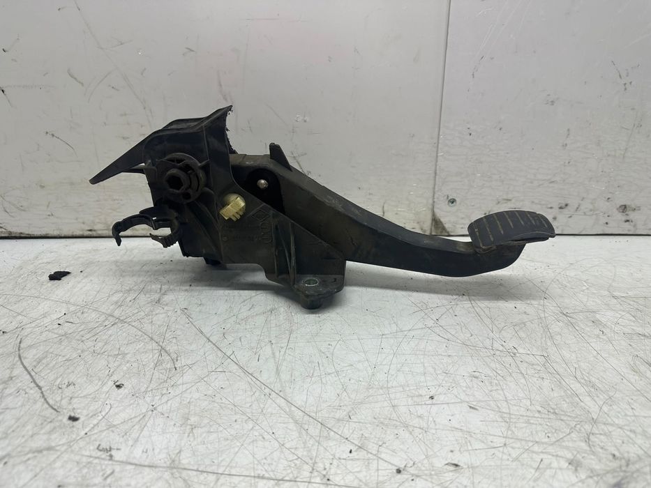 Pedala ambreiaj 465039034r Dacia Logan 2 (2013 - 2016) 1.2 benzina D4F732