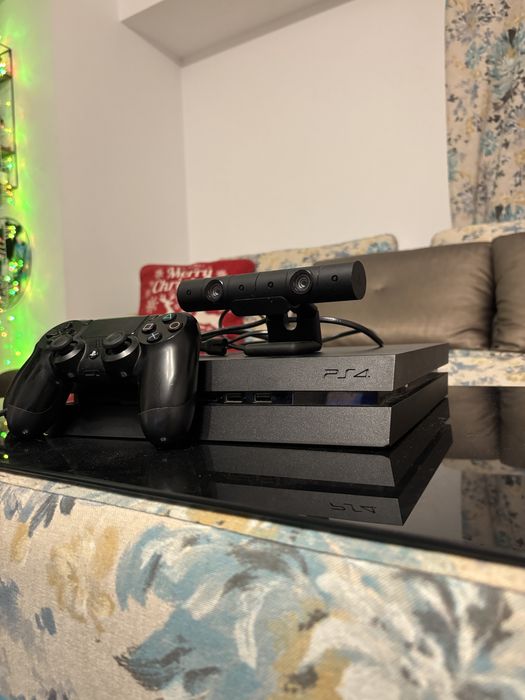 Ps4, 2 controllere si ps camera. Este modificat cu ssd