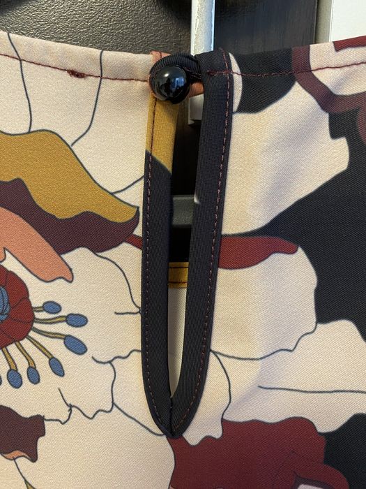 Блуза в топли тонове и едри флорални мотиви купена от Италия