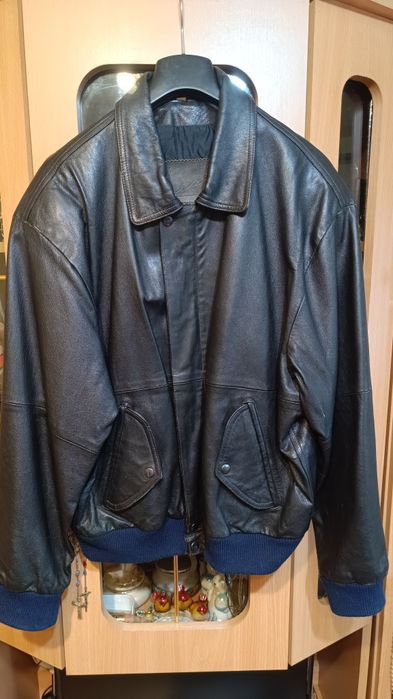 Vând geaca de piele