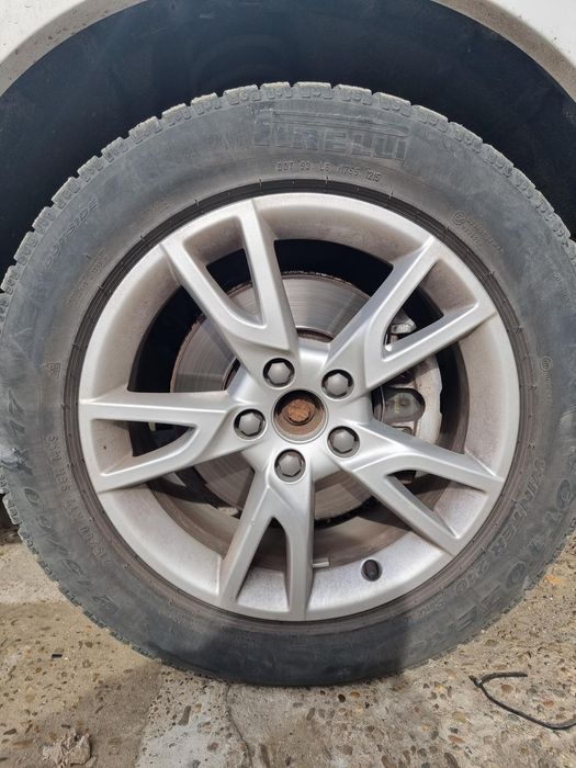 Anvelope 215 60 17 de iarnă cu jante din aliaj Q3