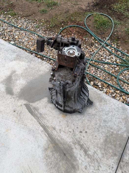 Vand lada de scule si alte piese de iveco