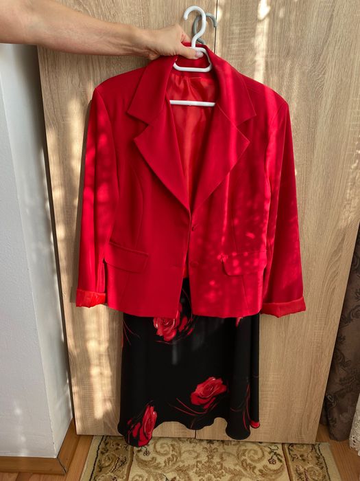 Vând costume de damă mărime 38-40 aproape noi nouțe