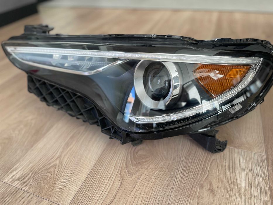 Ляв фар Алфа Стелвио - USA