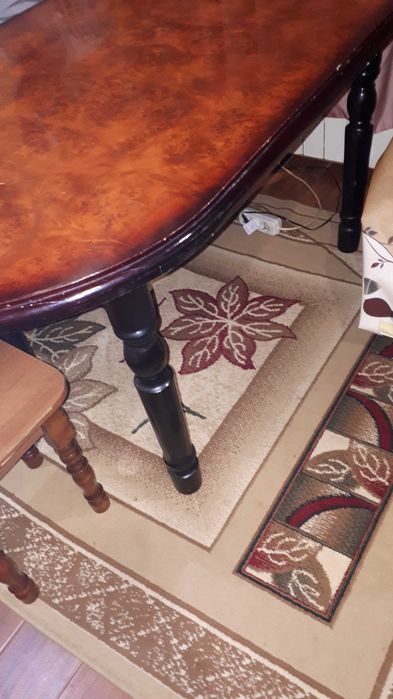 Стол для гостинной