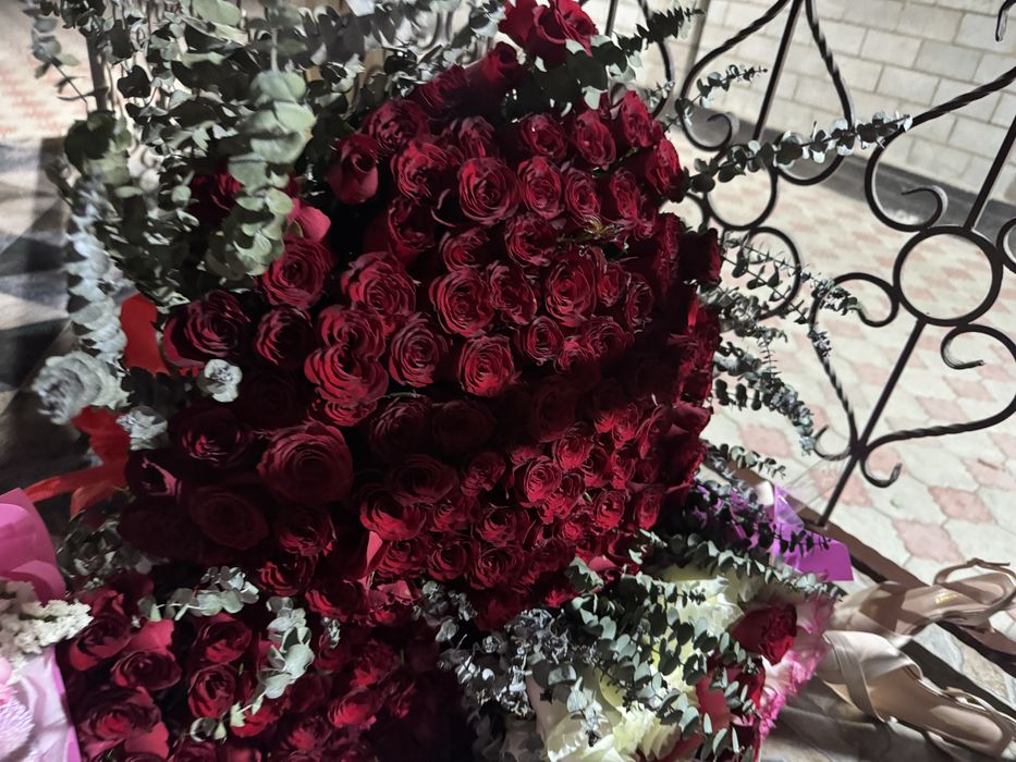 Розы букет белые красные