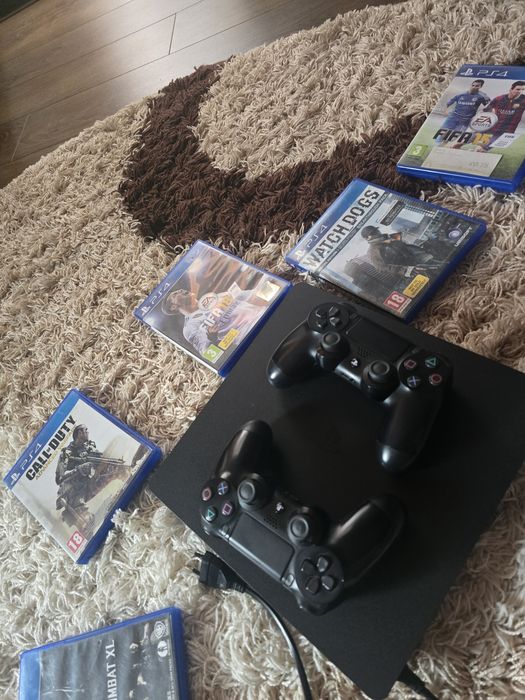 Vând Playstation 4 Slim Edition