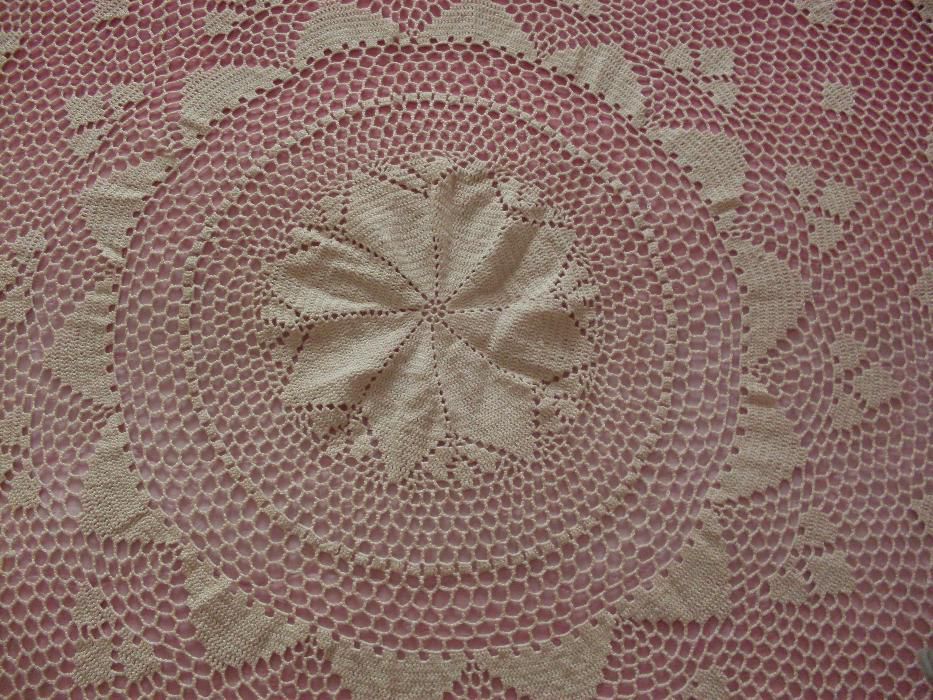 Ръчно изработена покривка за кръгла маса