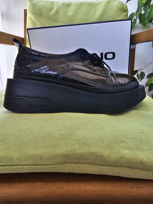 Дамски обувки от естествен лак