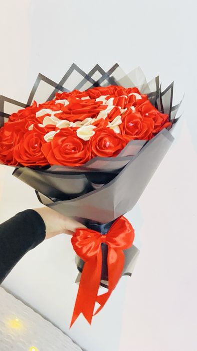 Buchet 15 trandafiri rosii din satin cu model de dalie