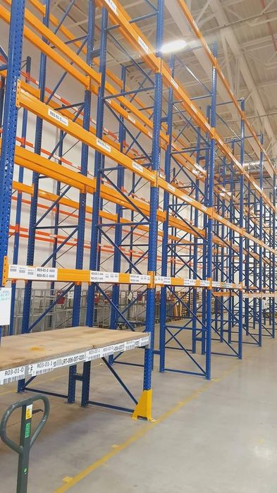 Vând rafturi metalice pentru depozitarea de euro paleți