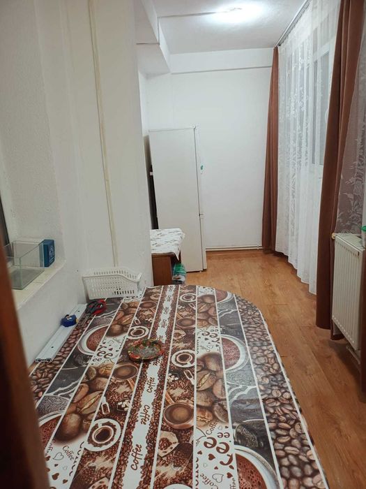 Închiriez apartament 2 camere, confort 2 decomandat, utilat și mobilat, suprafață totală 40 mp, etajul 3 /4.