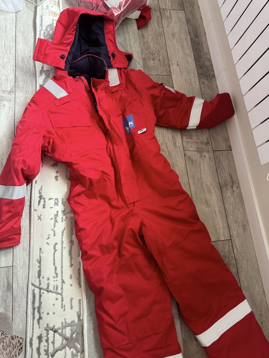 Продается спец комбинезон зимнии