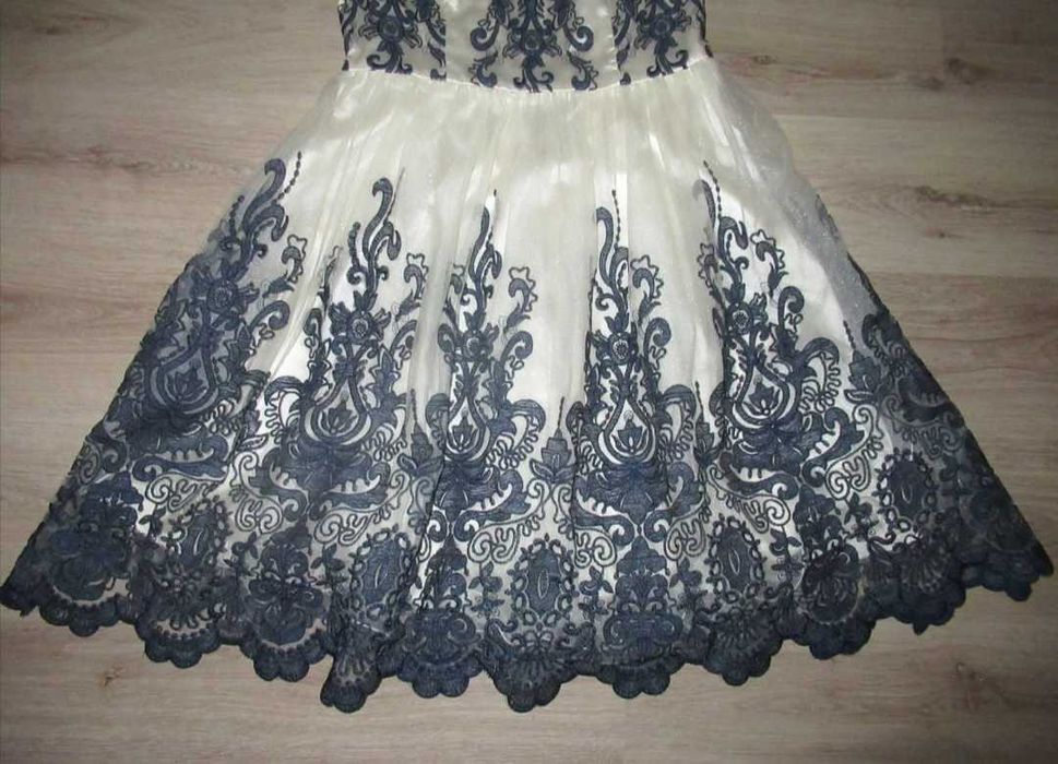 Елегантна официална рокля с бродирана дантела