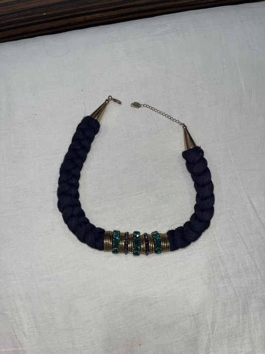 тъмно синя огърлица