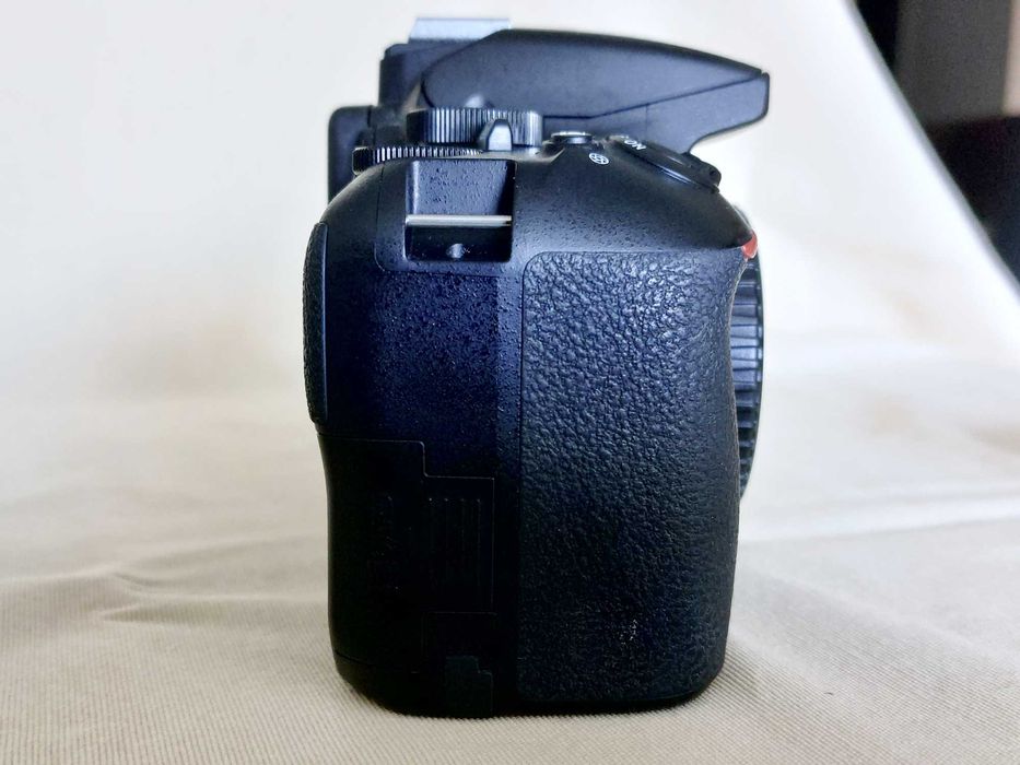 Фотоапарат Nikon D3500 тяло + подарък