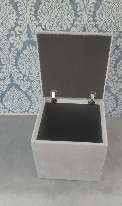 Vând taburet tapițat Chesterfield din catifea gri cu spatiu depozitare