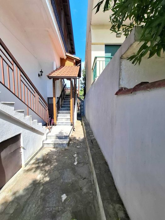 Продава триетажна къща 250 м2 и двор 400 м2 в Аспровалта, Гърция