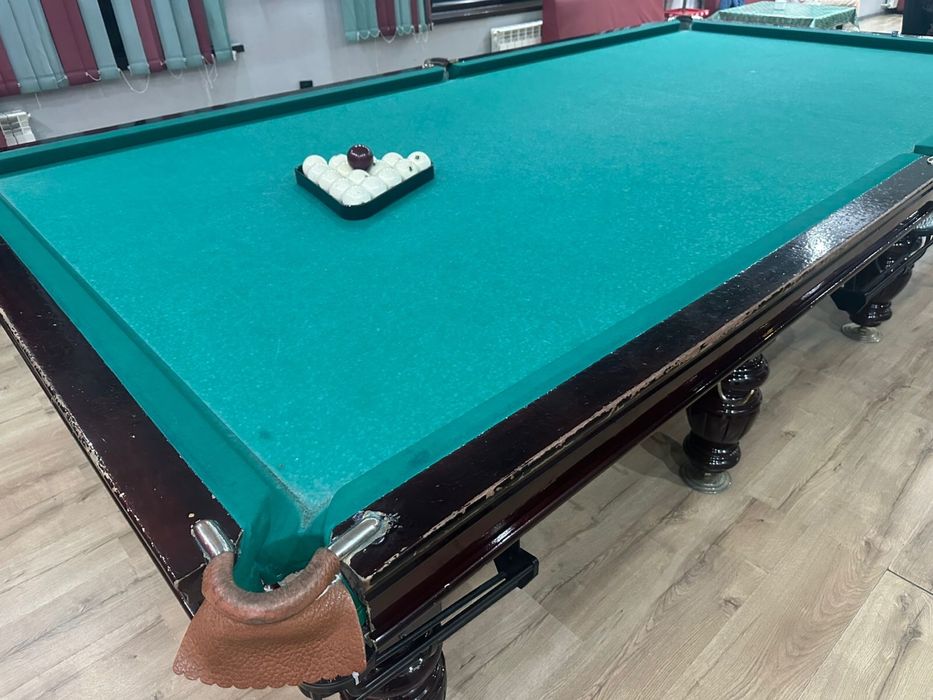 Бильярдные столы , диваны