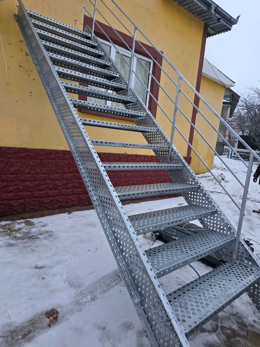 Scari metalice zincate facem la comanda