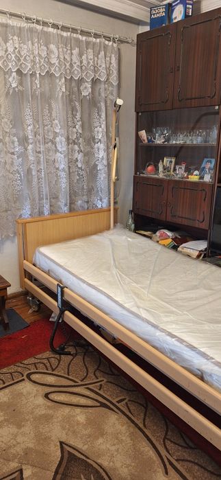 Продавам електрическо болнично легло