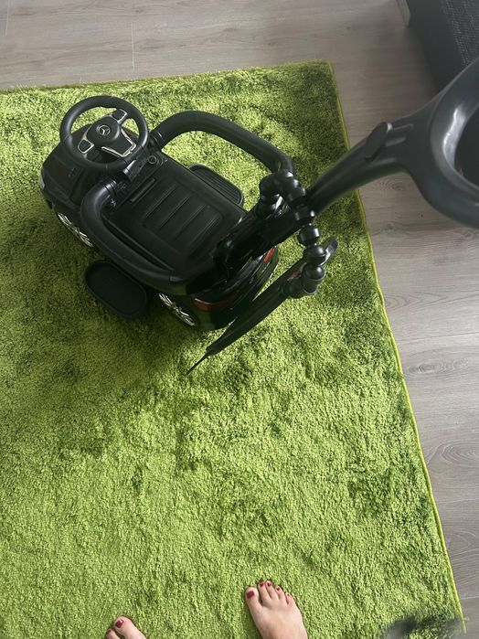 Черна кола за бутане с родителски контрол