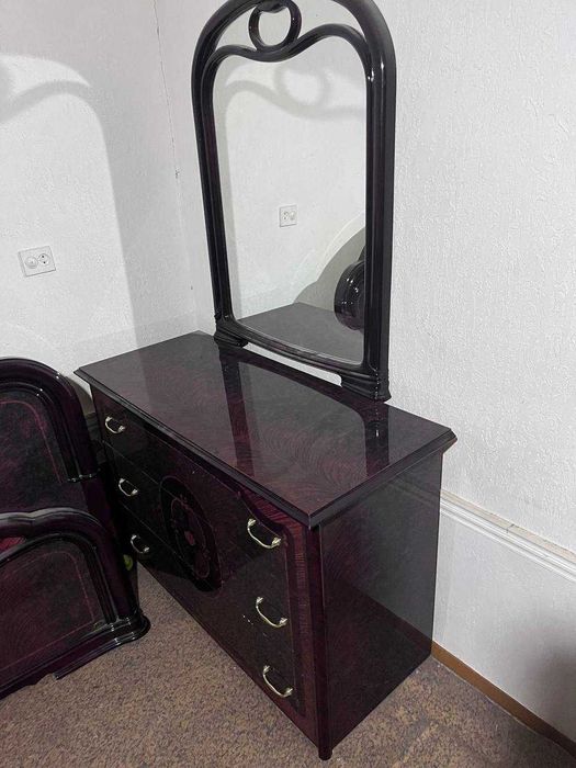 Мебель итальянская в отличном состоянии , все в комплекте