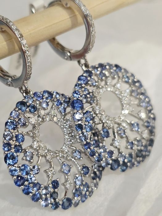 Элегантные серьги с сапфирами и бриллиантами