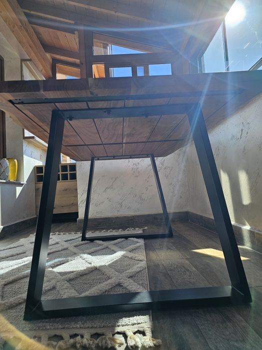 Голяма дървена маса