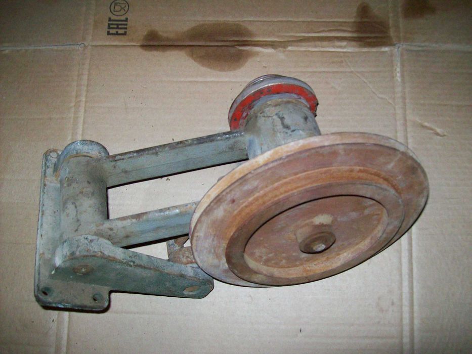 Небольшой токарный станок.