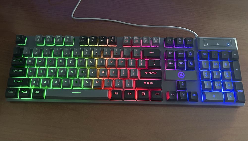 Tastatura gaming noua, mecanica rezistanta la apa, RGB