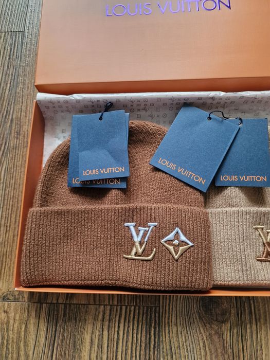 Страхотни зимни шапки LV в кутии 2 бр