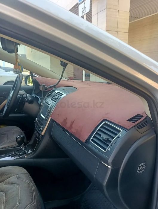 Чехлы  Тойота Авенсис