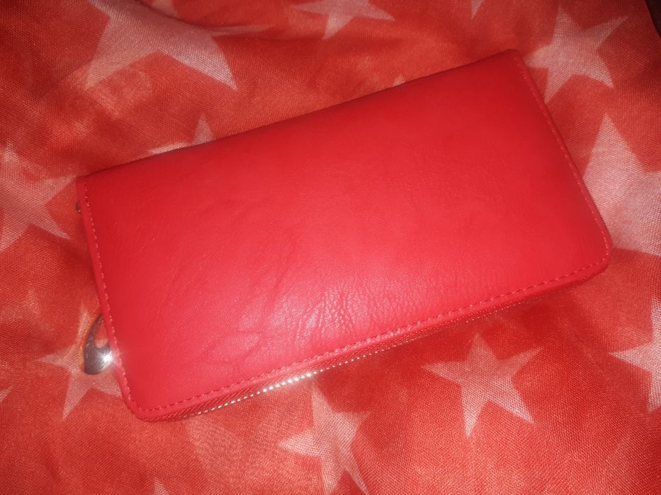 Дамски портфейл в червено