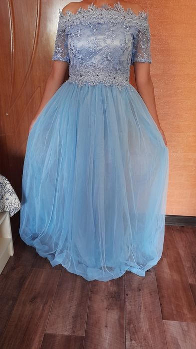 Голубое вечернее платье