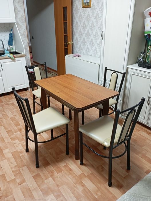 Продам стол со стульями в хорошем состоянии