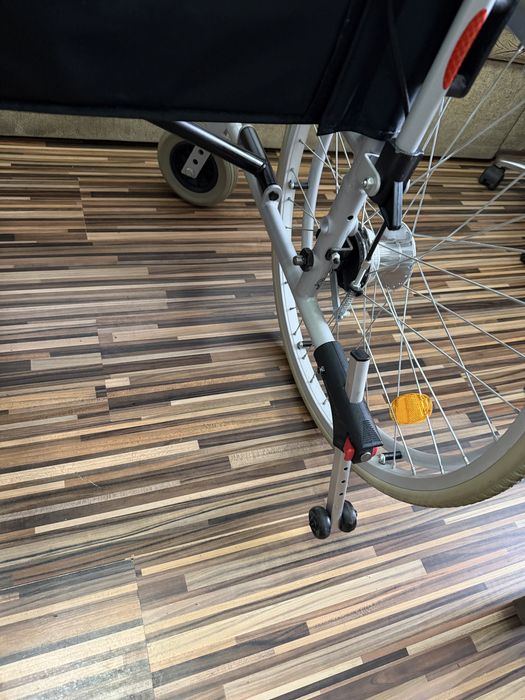 Carut scaun rulant medical handicap dizabilitati batrani (ca nou)