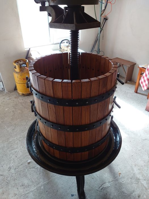 Vând presa struguri