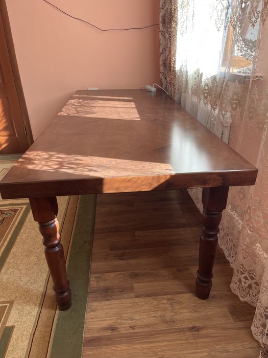 Продам срочно обеденный стол торг уместен